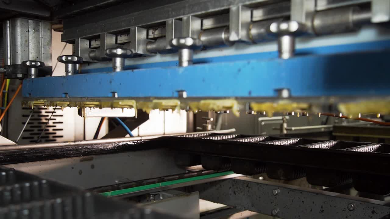 inyección de mezcla de pasteles en moldes de pasteles, fábrica de pasteles