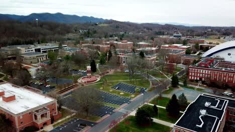 Inclinación-Aérea-Del-Campus-De-La-Universidad-Estatal-Del-Este-De-Tennessee-Hacia-Arriba-En-4k