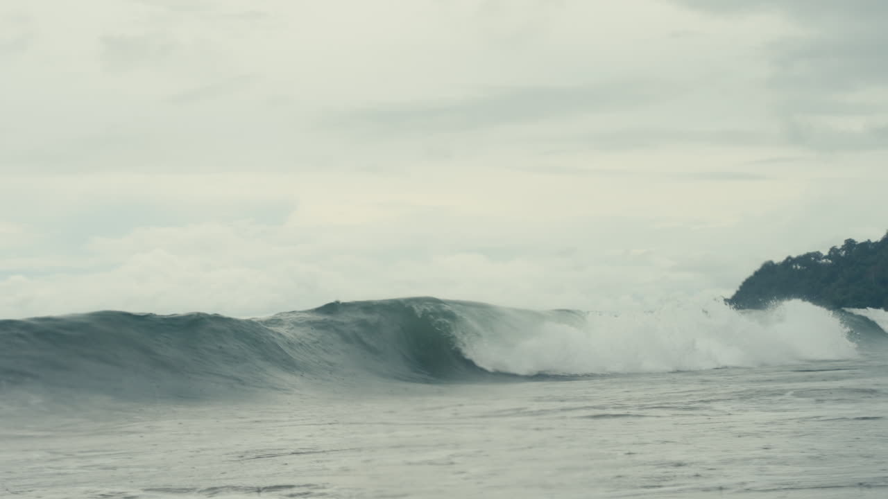 las olas chocando contra la orilla