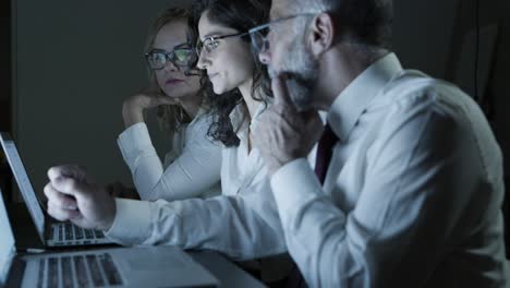 Colegas-Discutiendo-El-Trabajo-A-Altas-Horas-De-La-Noche