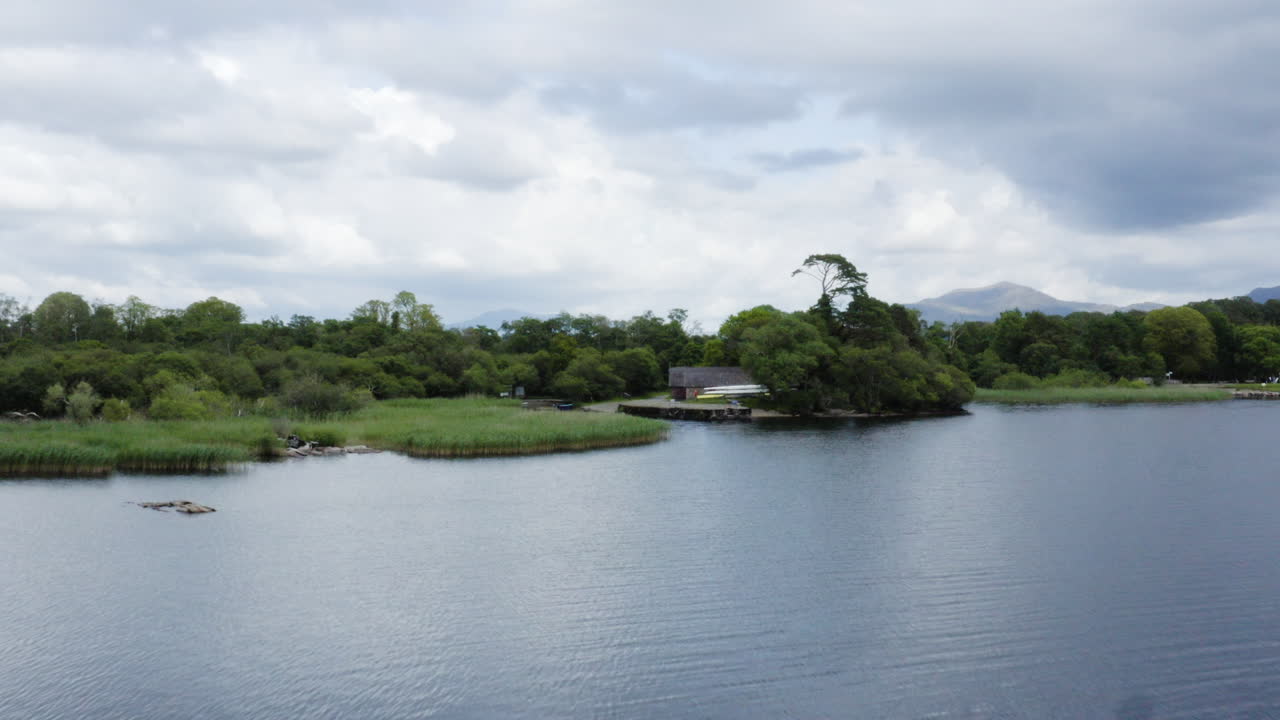 antena - humedales y bosques en el parque nacional de killarney, irlanda, adelante cinemática