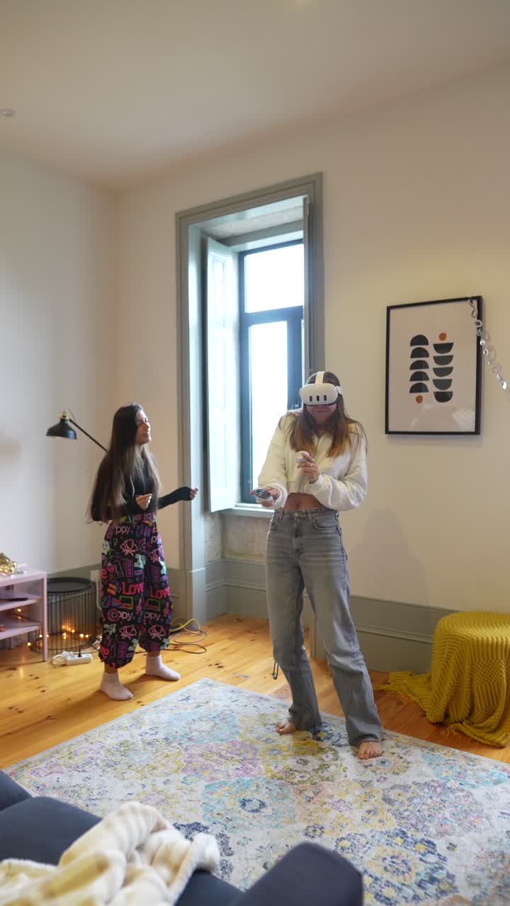 두 친구가 가상 현실을 즐기고 있습니다.