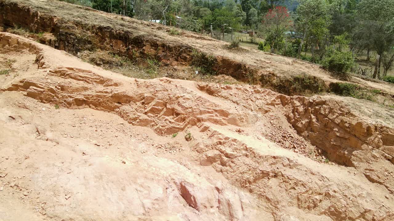 vuelo de drones inclinados del concurrido mercado local en la aldea tribal de kapenguria, comunidad rural tradicional en kenia áfrica