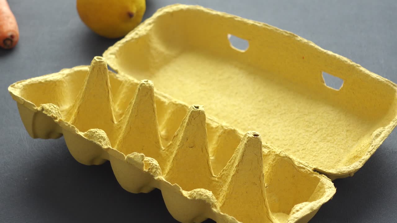 생산물이 들어있는 빈 계란 상자