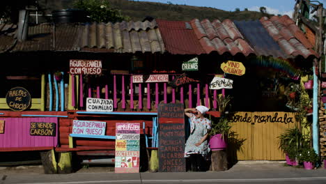 Mujer-Sentada-Afuera-Del-Restaurante