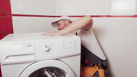the plumber in working form shows that the washing machine has failed and cannot be repaired