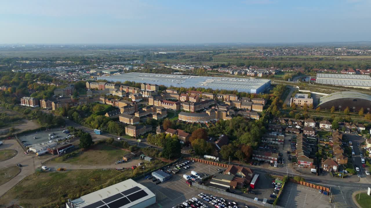 Vista aerea da drone di case suburbane sulle colline di Purfleet on Thames, tramonto all'ora d'oro Regno Unito
