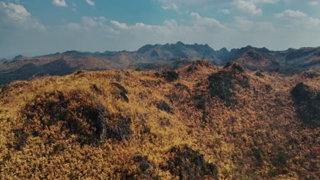 Eine-Mit-Gelben-Farbtönen-Geschmückte-Bergkette-Erstreckt-Sich-über-Die-Landschaft-Von-Sangklaburi,-Thailand