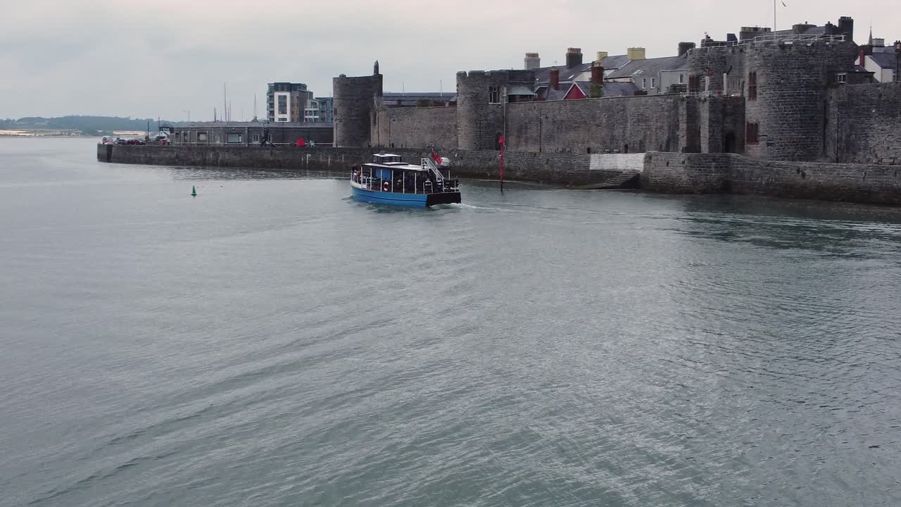 다음 관광 보트 항해 caernarfon 성 웨일스 하버 타운 강 조감도