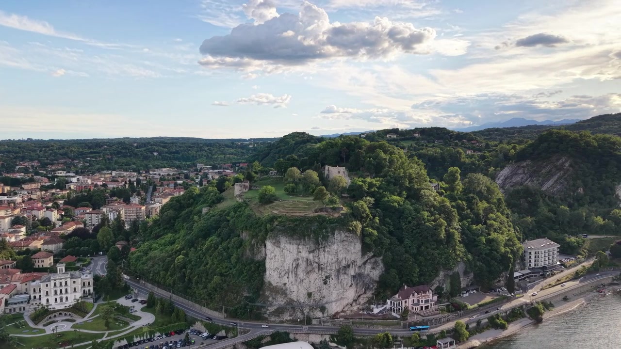 La Rocca Borromeo di Arona domina la città di Arona e il bacino meridionale del Lago Maggiore in Piemonte, Italia. Ripresa aerea con drone.