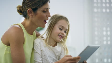 Una-Madre-Y-Su-Pequeña-Hija-Usando-Un-Digital