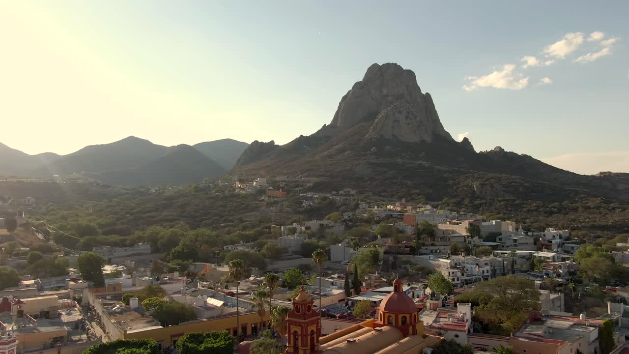 peã±a de bernal desde el centro de la ciudad de la aldea de bernal, pueblo mágico en queretaro, méxico