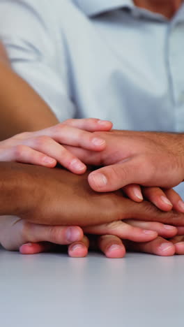 grupo de ejecutivos de negocios felices con la mano apilada