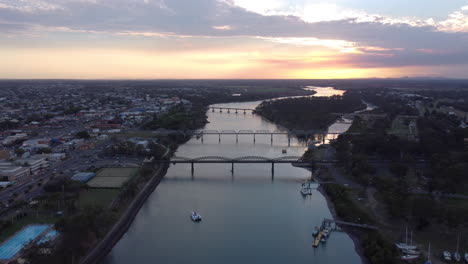 drone 4k sobre la puesta de sol del río burnett, bundaberg