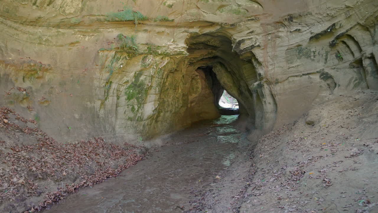 스위스, 유럽의 산에서 버려진 모래 동굴 구의 을 확대합니다.