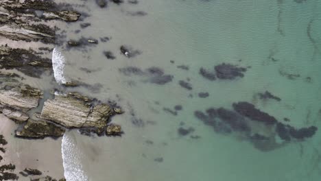 Felsküste-Von-Polhawn-Fort-Mit-Ruhigen-Wellen-In-Torpoint,-Cornwall,-Vereinigtes-Königreich