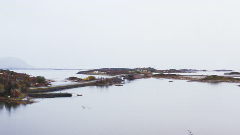 Puente-Storseisundet-En-La-Carretera-Atlántica-En-Averoy,-More-Og-Romsdal,-Noruega