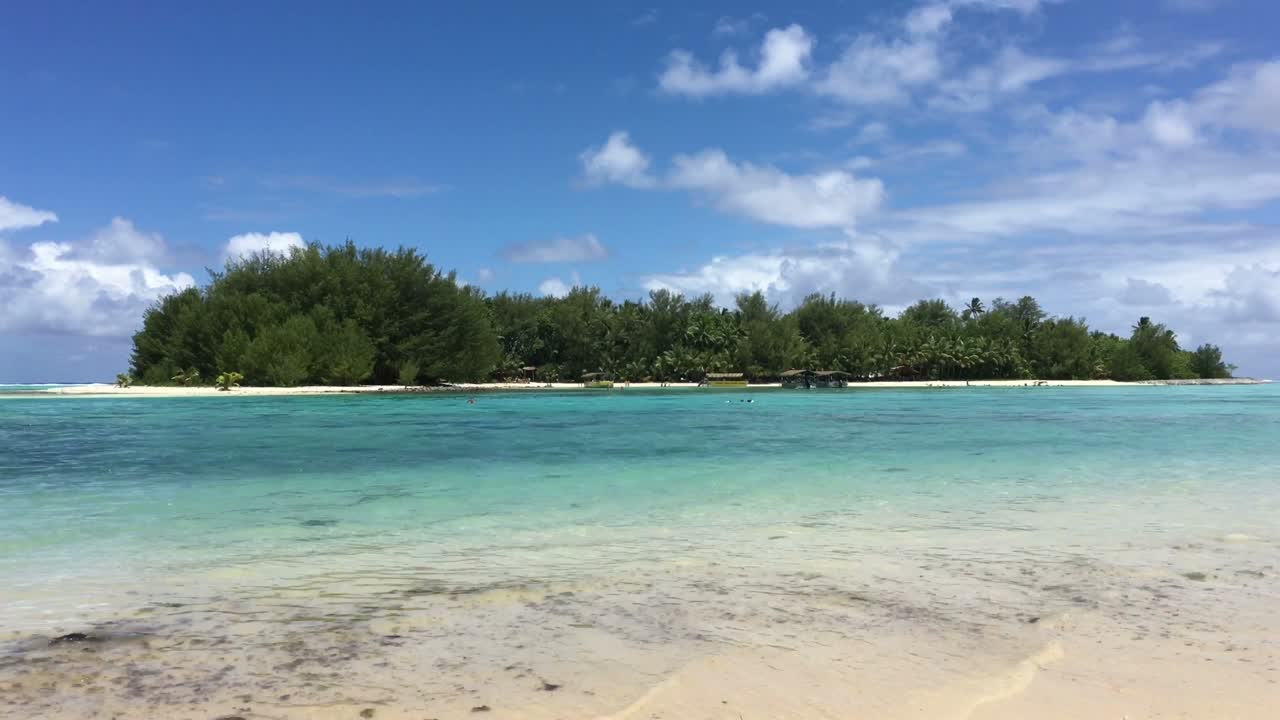 Landscape view of Muri Lagoon in Rarotonga, Cook Islands.