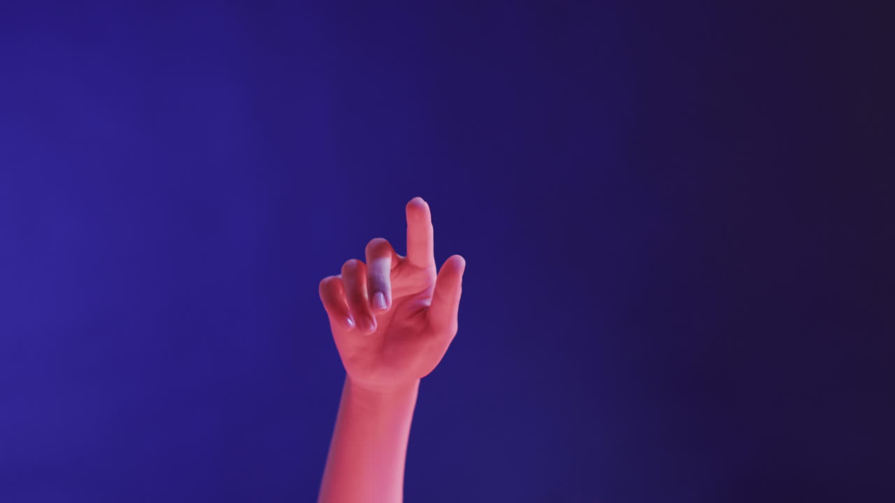 рука азиатской женщины, прикосновение виртуального экрана на синем фоне, копирование пространства, замедленное движение
