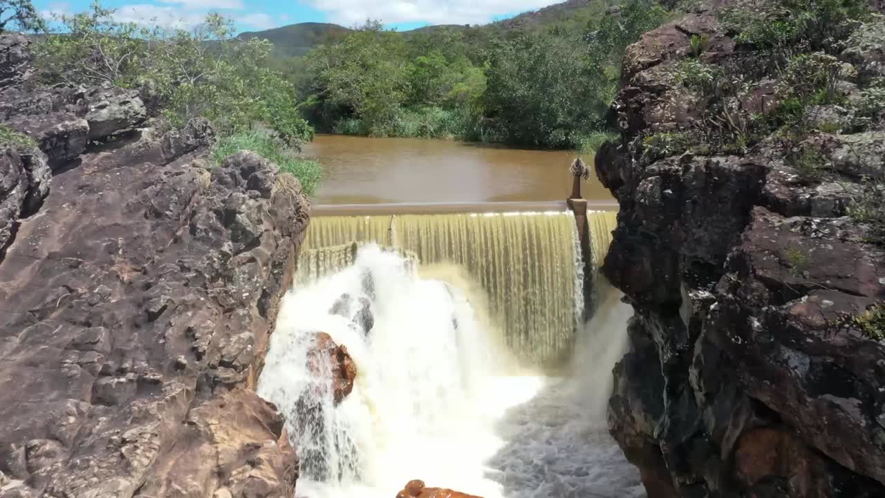 drone disparó agua que fluye desde el canal de la presa