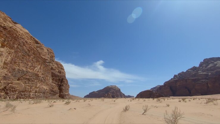 Guida nel deserto dal punto di vista del conducente e paesaggio del Wadi Rum, Giordania