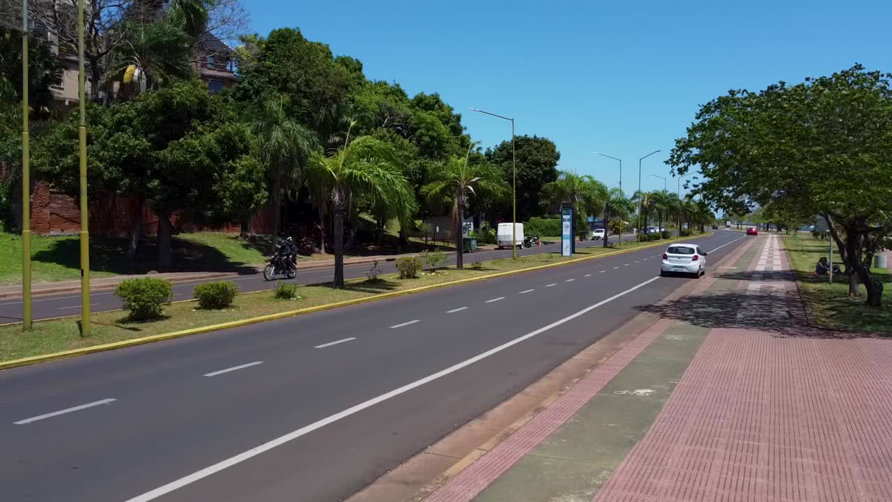 conduciendo por las calles de posadas en la orilla del río parana