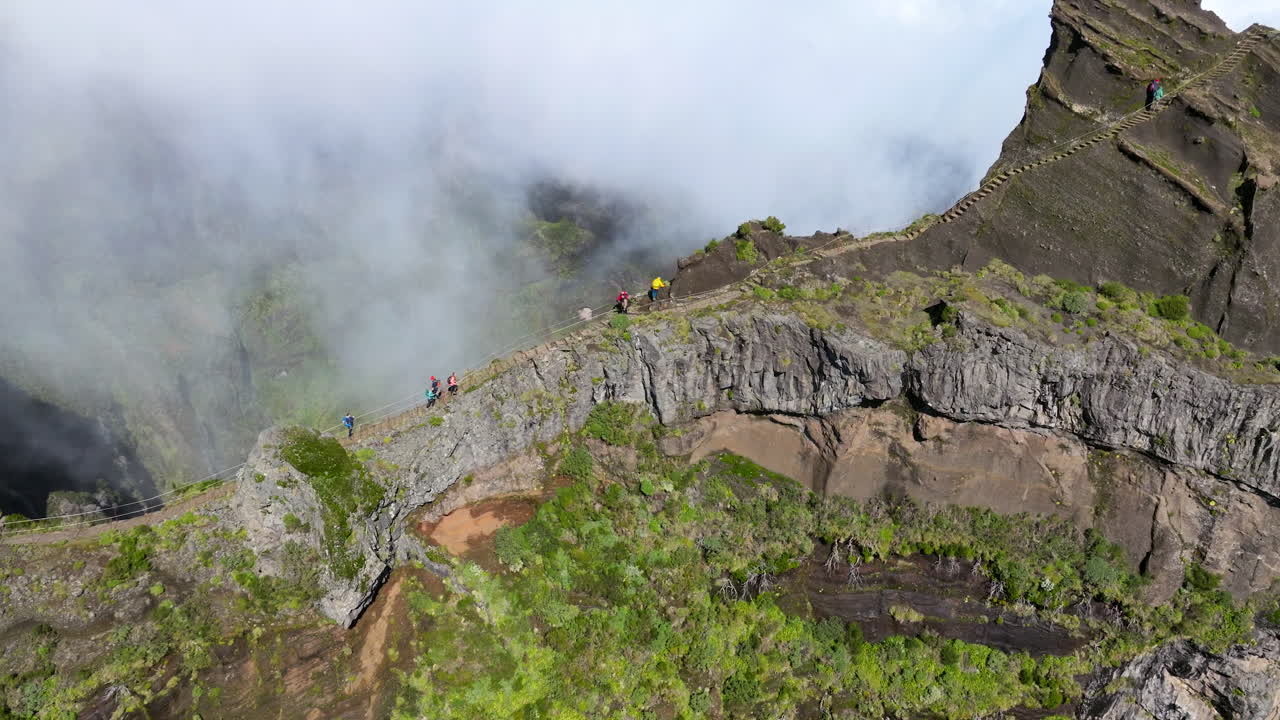 포르투갈의 피코 두 아리에이루(pico do arieiro)에 있는 마데이라 산의 관광객들 - 공중 드론 촬영