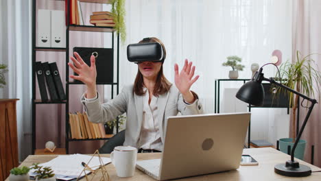 Mujer-De-Negocios-Que-Utiliza-Tecnología-Futurista-De-Realidad-Virtual,-Auriculares-Con-Aplicación-Vr-Para-Simulación-3d-En-La-Oficina