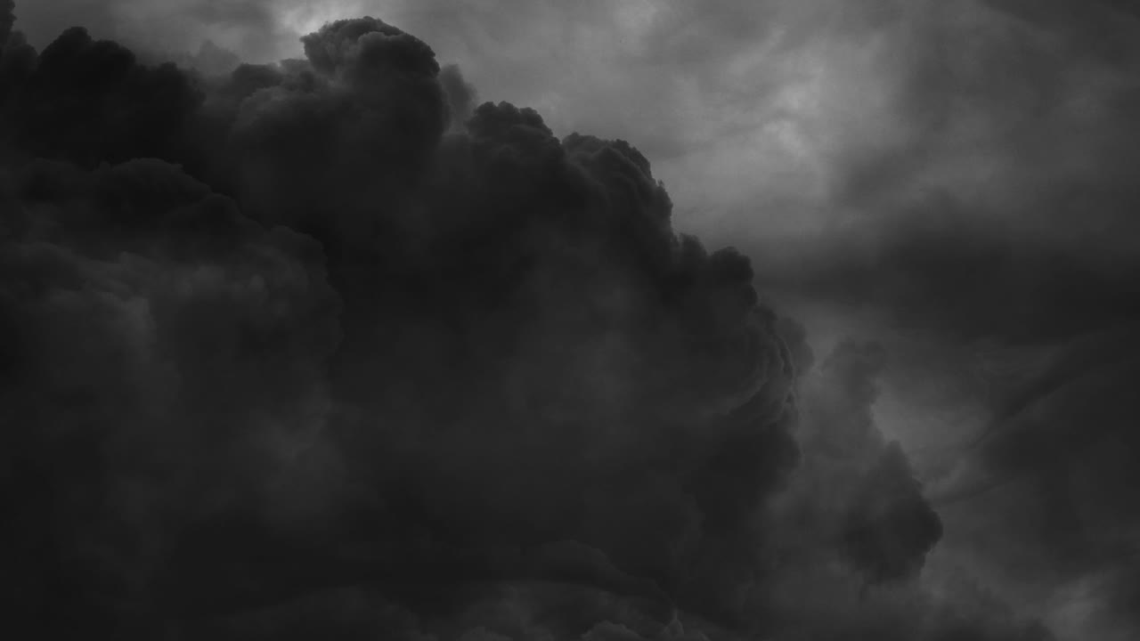 뇌우와 번개가 치는 하늘