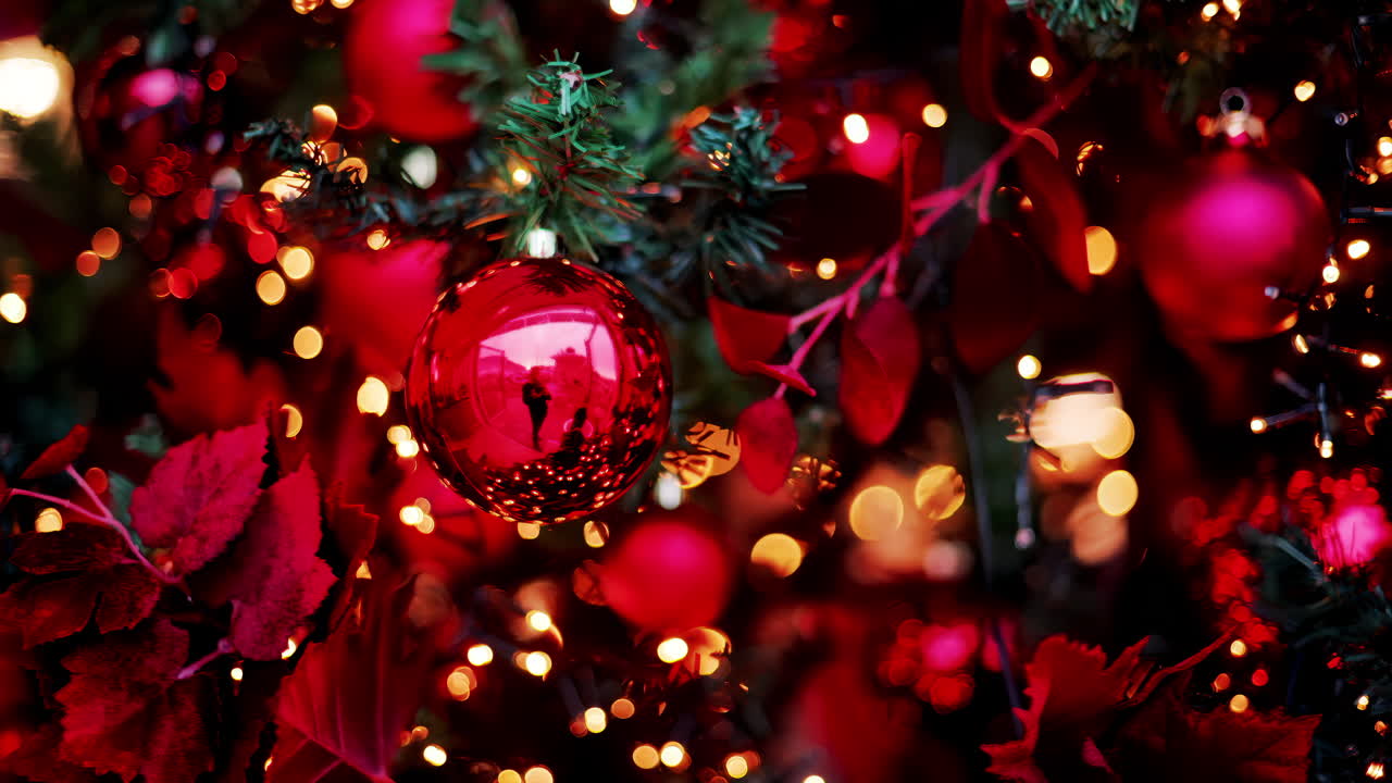 Primo piano di decorazioni e luci natalizie su un albero