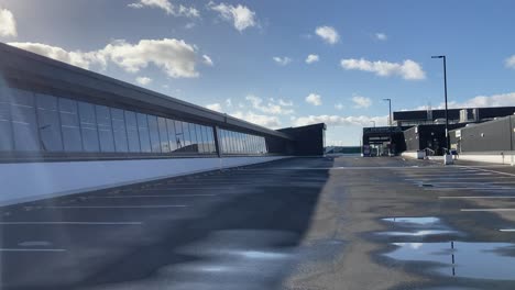 Einkaufszentrum-Sonne-Geht-Auf-Licht-Leck-Wolke-Sonniger-Tag-Gute-Stimmung-Entspannend-Hell-Parkplatz-Nach-Regen-Der-Parkplatz-Ist-Nass