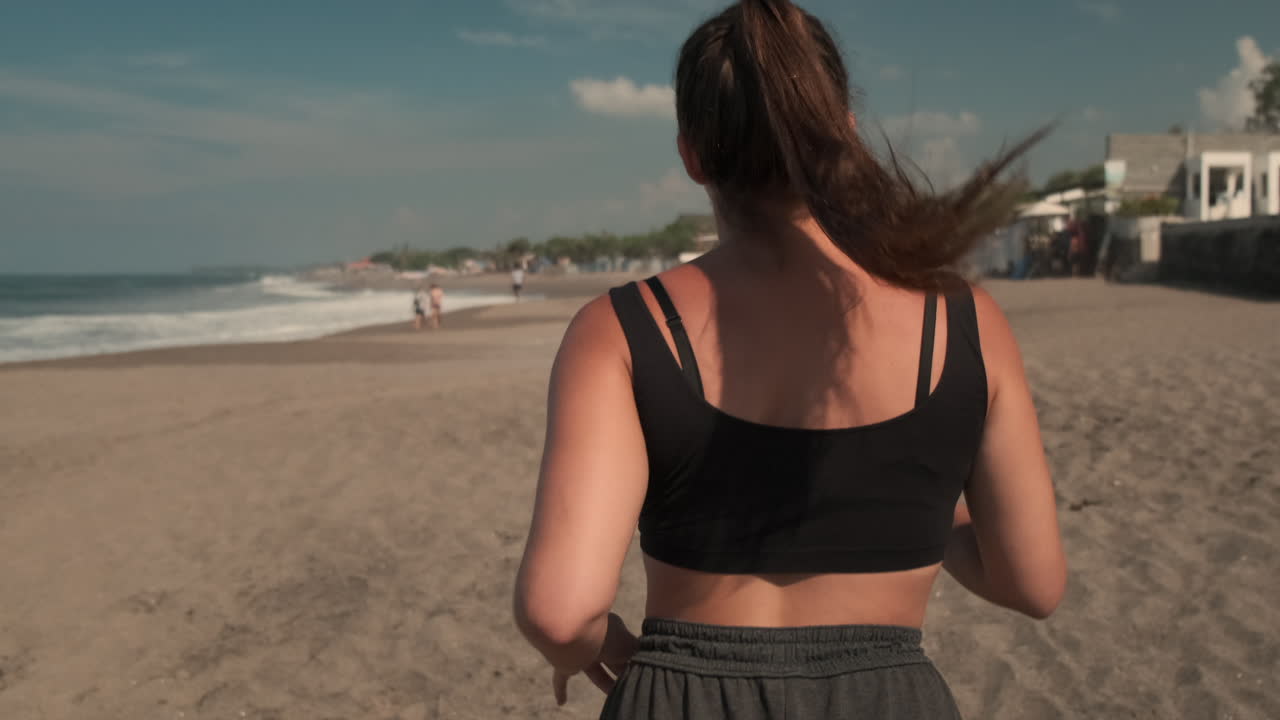 해변에서 달리는 여자