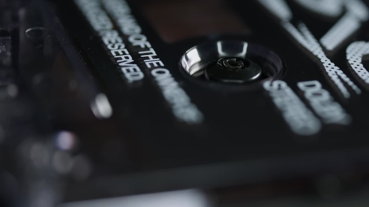 cassette de audio vintage de cerca. mecanismo de rebobinado. jugador de audio portátil.