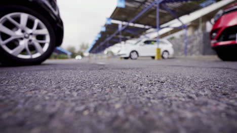 un día en el estacionamiento de autos listos para viajar barcelona españa