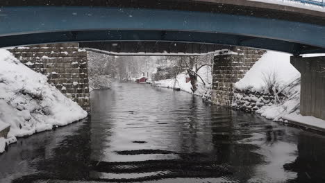 Drohnenaufnahme-Einer-Kleinen-Brücke-über-Einem-See-In-Schweden