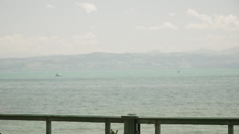 Mujer-Caminando-Con-Vistas-Al-Lago-De-Constanza-Bodensee-Cerca-De-Friedrichshafen,-Alemania