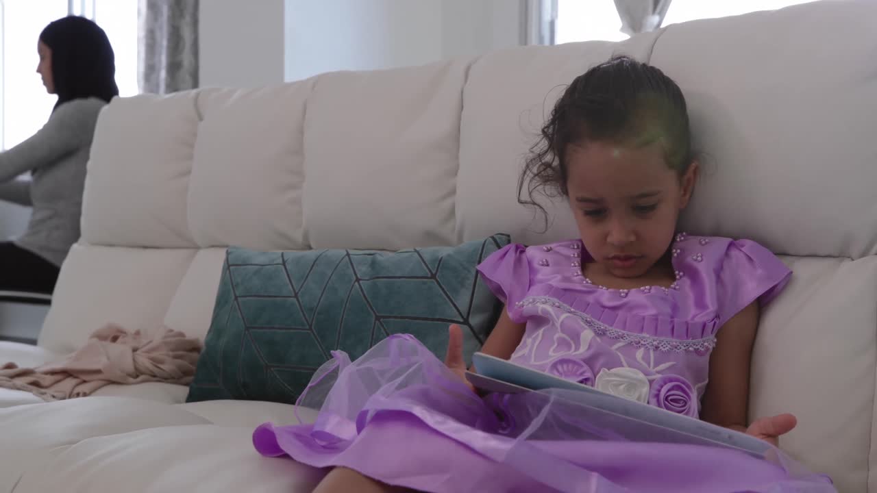 мать и дочь дома