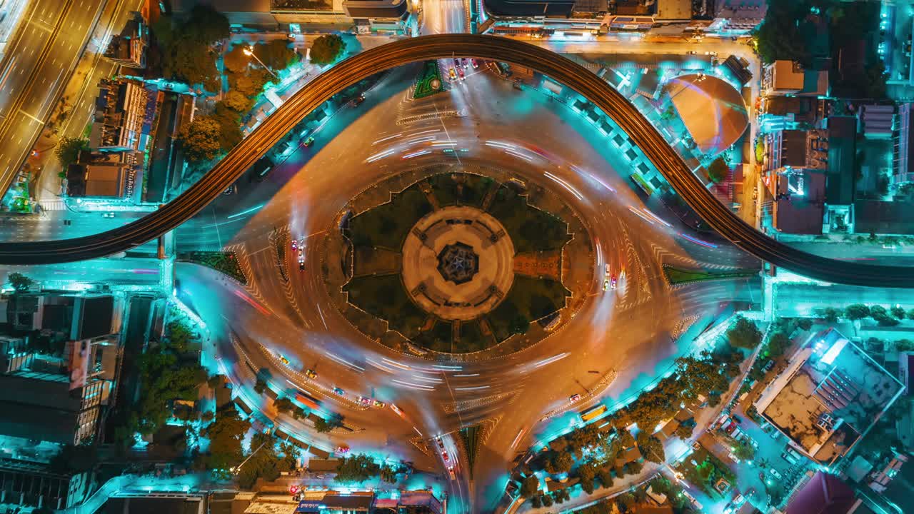 time-lapse o hyper-lapse vista aérea de 4 vías carretera parada círculo o intersección tráfico en el monumento a la victoria en bangkok por la noche para el concepto de transporte.