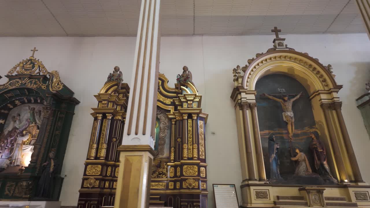 altares ornamentados dentro de la iglesia de san josé en casco viejo, ciudad de panamá