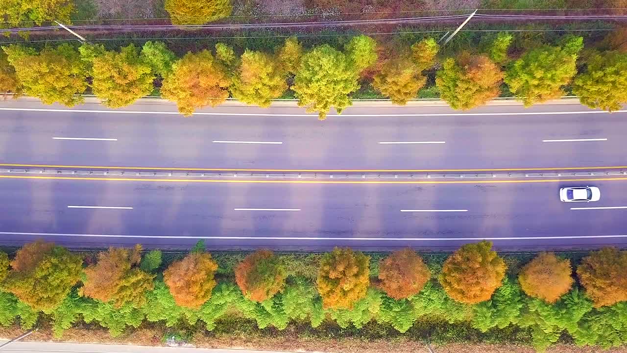 가을의 도로 위쪽 전망 - 남한