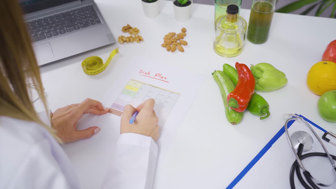 una mujer nutricionista que prepara una dieta nutricional.
