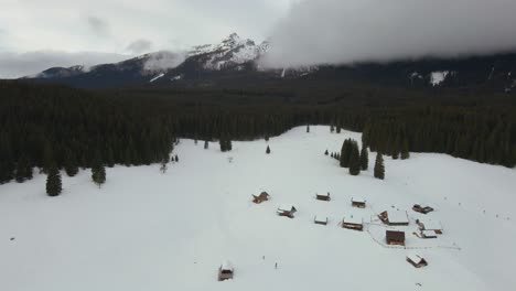 Naturaleza-Capturada-Con-Un-Dron-Con-El-Paisaje,-Montañas-Cubiertas-De-Nieve-A-La-Hora-Dorada-Al-Amanecer-Con-Bosques-Y-Colinas-Circundantes-Capturadas-En-Eslovenia-Sobre-El-Bosque-Pokljuka-Sobre-Un-Pueblo