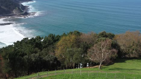 Vista-Aérea-De-Drones-De-Una-Ermita-Junto-Al-Mar-Cantábrico-En-Deba-En-El-País-Vasco