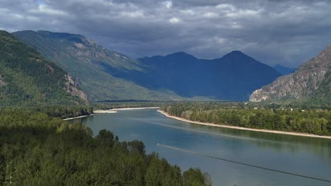 호프 (hope) 근처의 프레이저 강 (fraser river) 의 매혹적인 공중 사진, 웅장한 산 풍경에 둘러싸여