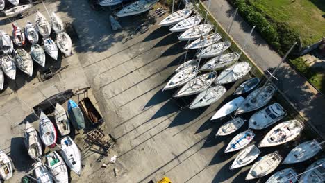 Tote-Boote-In-Einer-Bootswerft,-Die-In-Der-Sonne-Verrotten