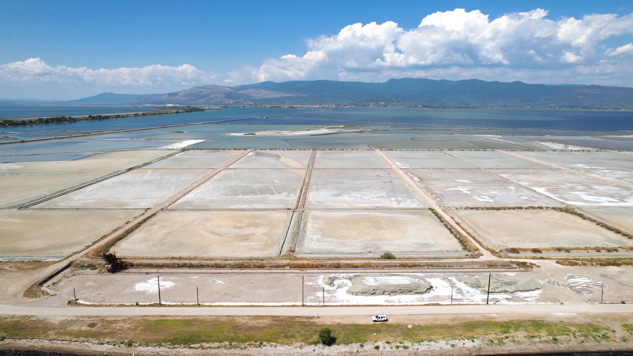 Área de Salinas em Messolonghi (Messologgi), Grécia, Tomada Aérea em Movimento das Salinas de Tourlida, Montanha Arakinthos ao Fundo