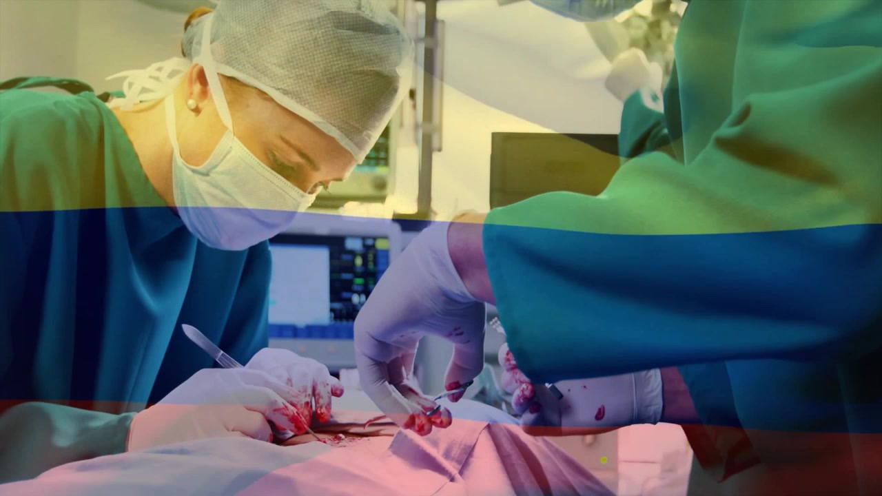 Bác sĩ phẫu thuật rạch vết mổ bằng dao mổ, trợ lý đưa kẹp trong phòng mổ, với lớp phủ thông tin sức khỏe động.