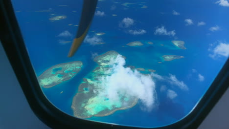 Ver-Por-La-Ventana-Del-Avión-De-Hélice-Que-Volaba-Sobre-Las-Pequeñas-Islas-Del-Pacífico