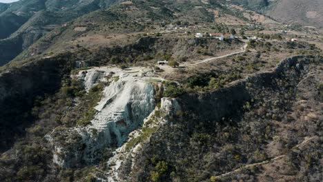 View-of-touristic-attraction-Hierve-el-agua-rock-formations-in-Oaxaca,-Mexico