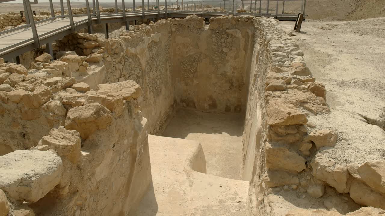 cerca de la entrada de un baño ritual de agua en qumran en israel